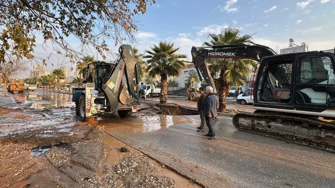Adana’da İçme Suyu Borusu Patladı: Sokaklar Göle Döndü! 4